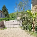 Maison En Pierre Dans Un Petit Village De Dordogne
