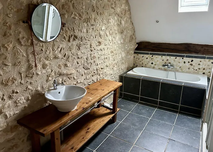 Maison En Pierre Dans Un Petit Village De Dordogne Saint-Georges-de-Monclard