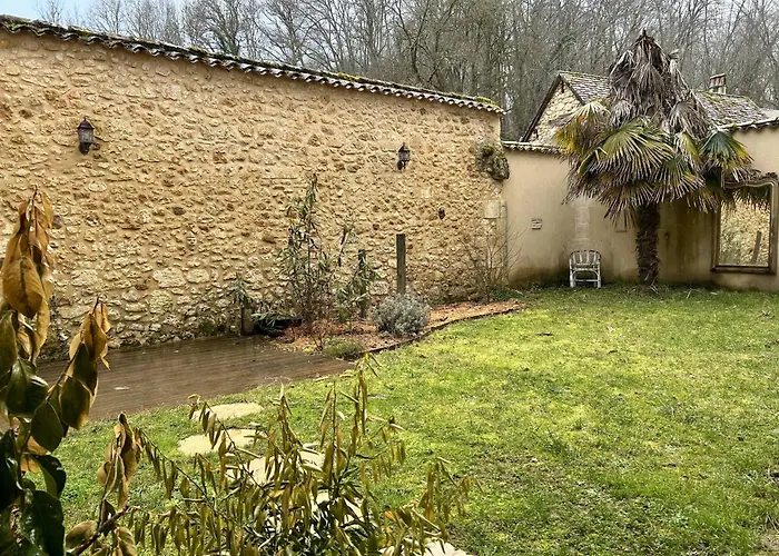 Maison En Pierre Dans Un Petit Village De Dordogne Saint-Georges-de-Monclard