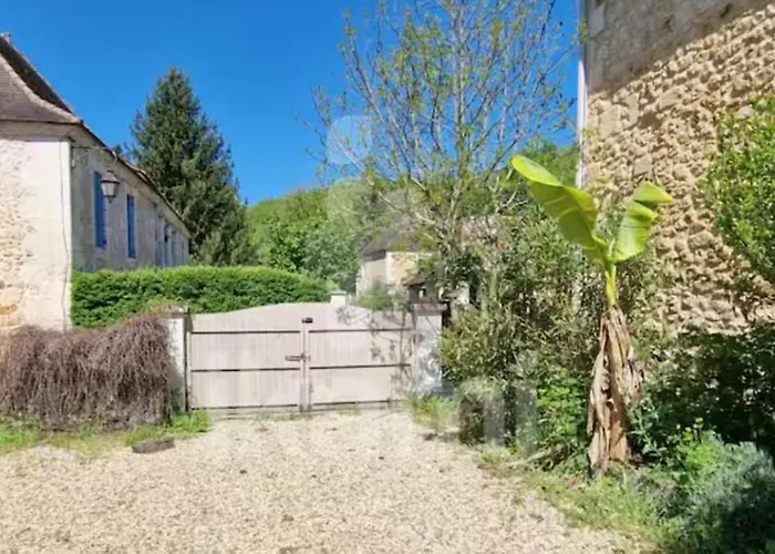 Maison En Pierre Dans Un Petit Village De Dordogne